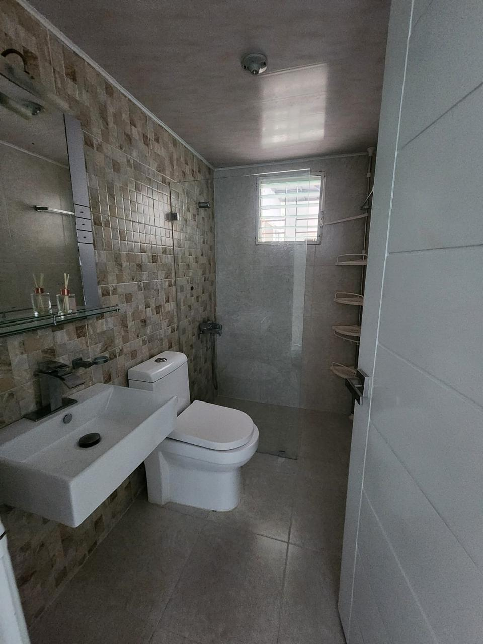 Baño del apartamento en Las Cayenas III
