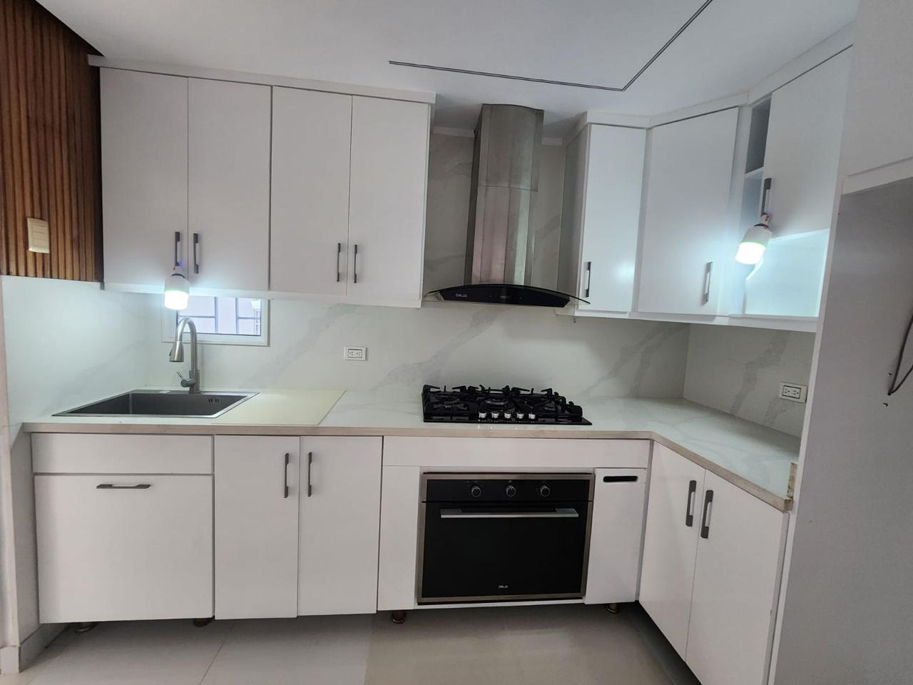 Cocina blanca con estufa y horno incluidos